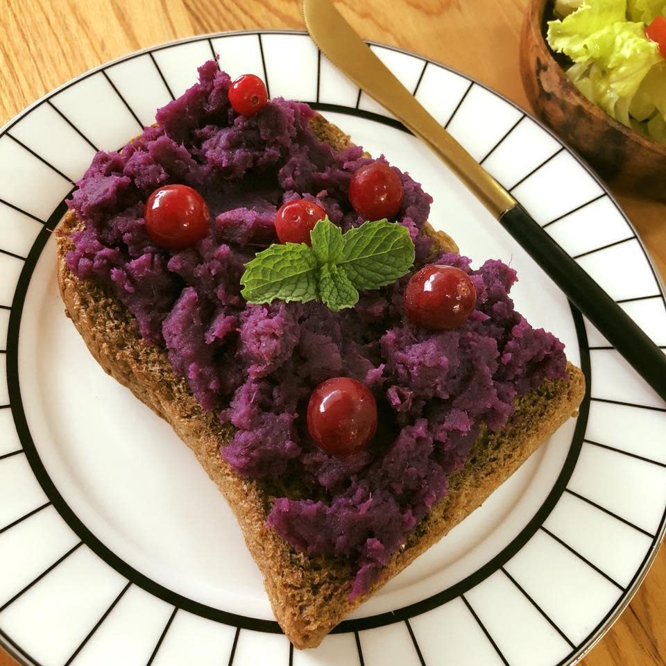 陳明苓利用自家黑麥雜糧吐司加上蔓越莓紫薯泥，當作3個寶貝孩子的早餐。（翻攝馬可先生在我家臉書粉絲團）