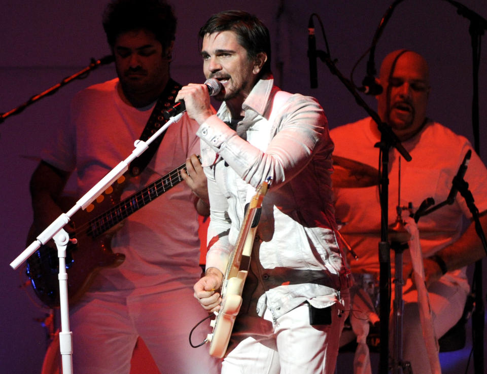 En esta foto del 20 de noviembre del 2014, Juanes canta en la 15ta ceremonia anual de los Latin Grammy en Las Vegas. El músico y activista colombiano será homenajeado como Persona del Año de la Academia Latina de la Grabación el miércoles 13 de noviembre del 2019. (Foto por Chris Pizzello/Invision/AP, Archivo)