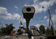 Ukrainian troops are pictured in the eastern Ukrainian town of Seversk July 12, 2014. REUTERS/Gleb Garanich