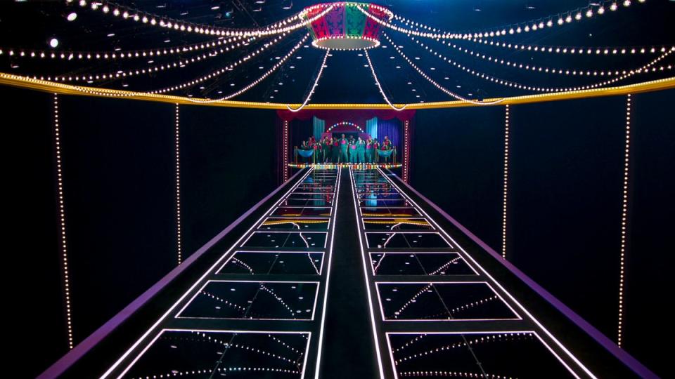 The glass bridge in ‘Squid Game: The Challenge’ (COURTESY OF NETFLIX)