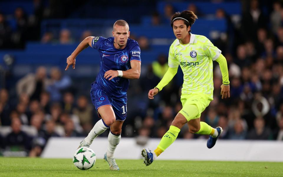 Mykhaylo Mudryk of Chelsea runs with the ball whilst under pressure from Atsuki Ito