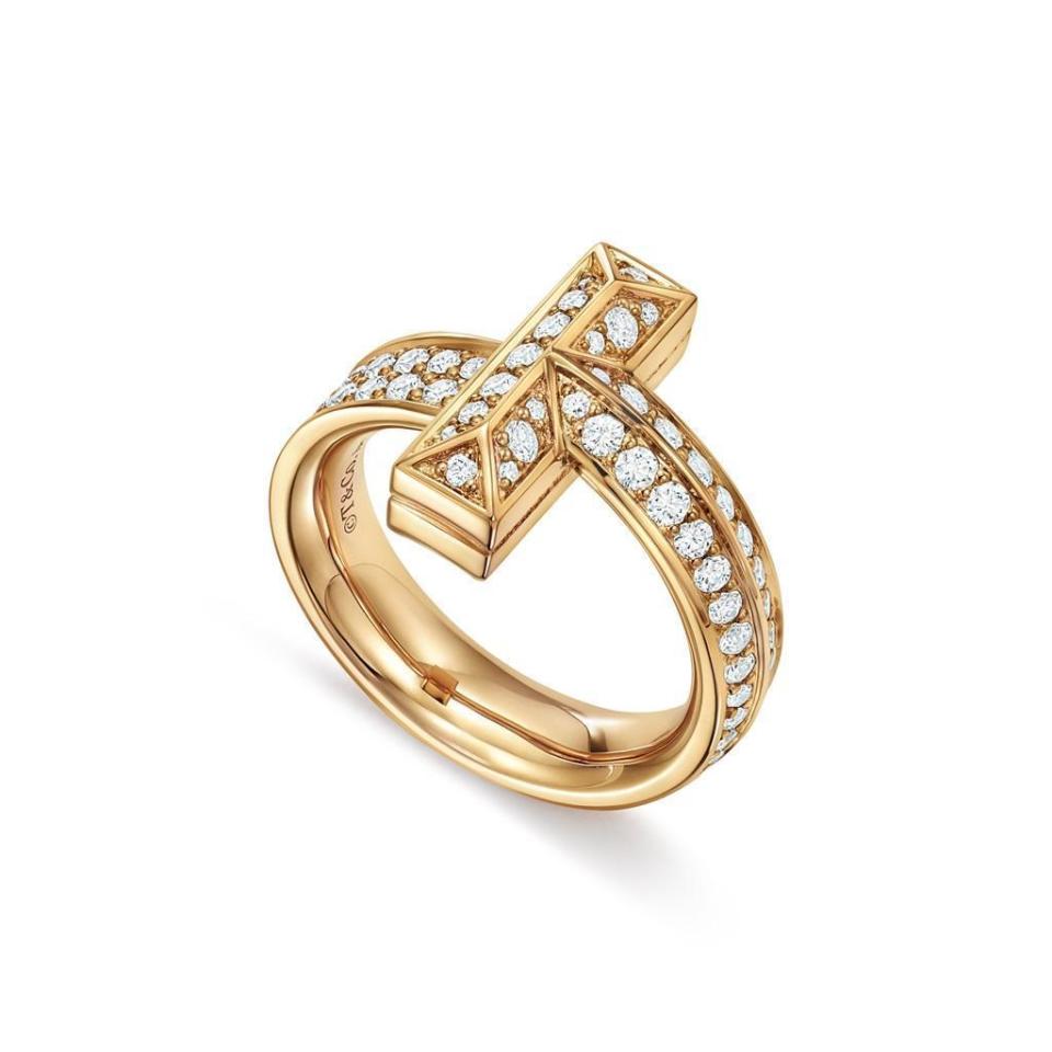 Tiffany T1 18K金寬版鋪鑲鑽石戒指。NT$194,000。（TIFFANY & CO.提供）