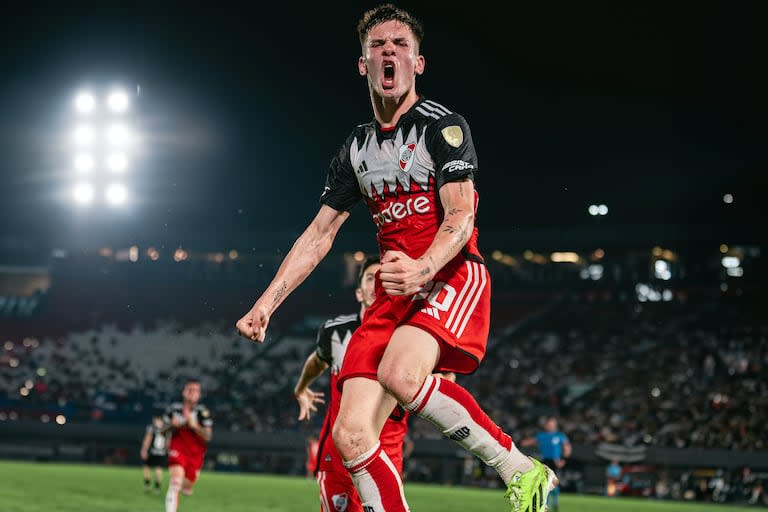 Mastantuono festeja con todas las ganas su gol, el 2-1 de River ante Libertad