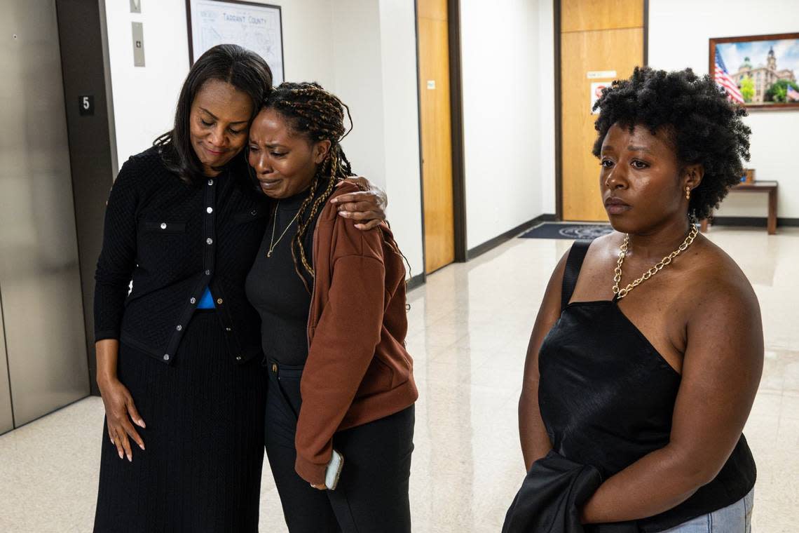 Tarrant County-commissaris Alisa Simmons troost de zussen Chanell en Janell Johnson van Anthony Ray Johnson Jr. na het horen van hun opmerkingen over de dood van Anthony terwijl hij in de gevangenis zat tijdens de bijeenkomst van de Tarrant County Commissioners Court op dinsdag 7 mei 2024. Chris Torres/ctorres@star-telegram .com