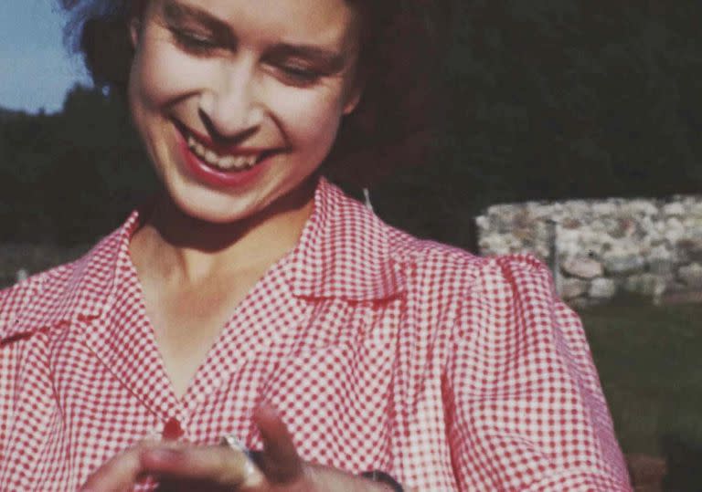 Una imagen tomada del video 'Elizabeth: The Unseen Queen' de la entonces princesa Isabel mostrando su nuevo anillo de compromiso poco después de la propuesta de matrimonio del príncipe Felipe en Balmoral en 1946