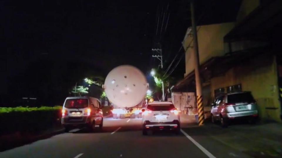 周邊多部轎車戒備。（圖／民眾提供）