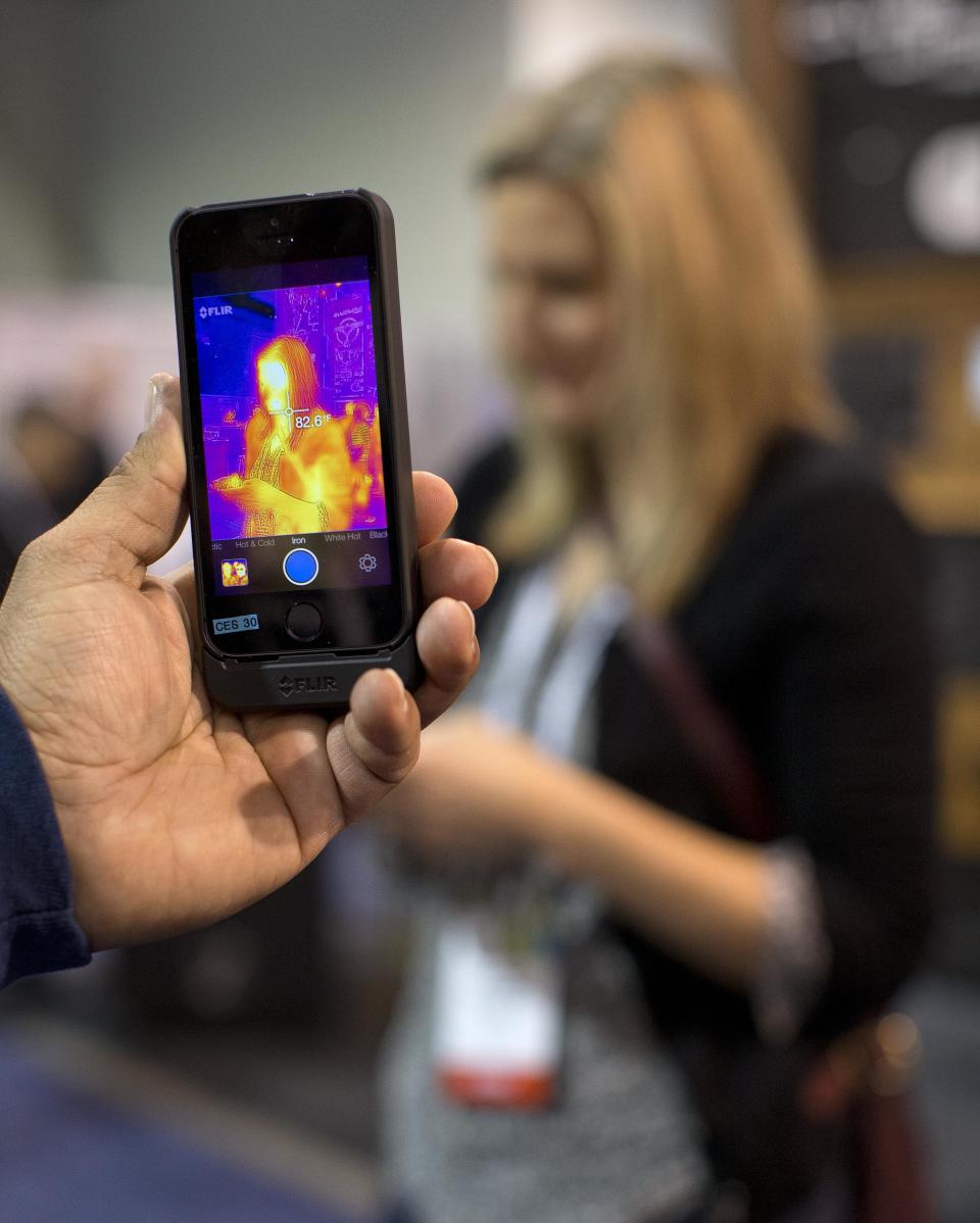 La cámara de imágenes térmicas FLIR ONE para el iPhone es presentada en la convención tecnológica CES el jueves 9 de enero de 2014 en Las Vegas. La cámara puede crear imágenes a partir de la temperatura de los objetos. (Foto AP/Julie Jacobson)