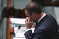 <p>Der australische Abgeordnete Tim Wilson macht seinem Lebensgefährten Ryan Bolger während einer Parlamentssitzung einen emotionalen Heiratsantrag. Dafür nutzte Wilson eine Parlamentsdebatte über die gleichgeschlechtliche Ehe und wandte sich am Ende seiner Rede an Bolger, der auf der Zuschauertribüne saß. (Bild: Lukas Koch/AAP/dpa) </p>