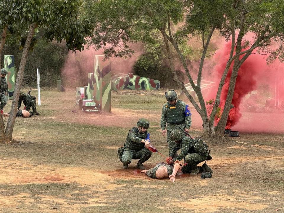 鑑測中的戰傷救護環節，用紅色墨水、煙霧讓戰場情況更加逼真。（李奇叡攝）