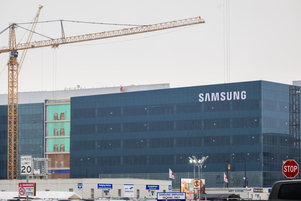 TAYLOR, TEXAS - 16 AVRIL : vue générale de l'usine Samsung Austin Semiconductor le 16 avril 2024 à Taylor, Texas.  Les États-Unis ont accordé à Samsung 6,4 milliards de dollars pour soutenir son usine de fabrication de puces à Taylor, au Texas, dans le but d'aider à générer davantage de production nationale de semi-conducteurs, parallèlement à l'expansion des usines de fabrication de Samsung.  (Photo de Brandon Bell/Getty Images)