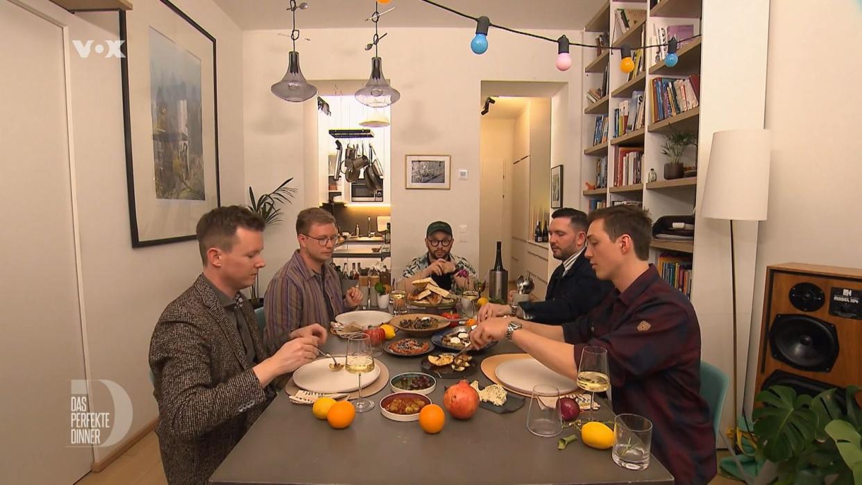 Der Tisch ist reich mit Mezze gedeckt, die Gäste dürfen sich bedienen. Von links: Max, David, Gastgeber Alp, Robin und Niko.
 (Bild: RTL)