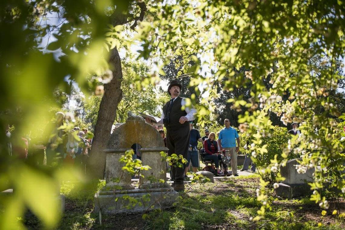 Volunteer Troy Glasson leads a tour about Victorian symbolism at Sacramento’s Historic City Cemetery in 2017. Autumn Payne/Sacramento Bee file