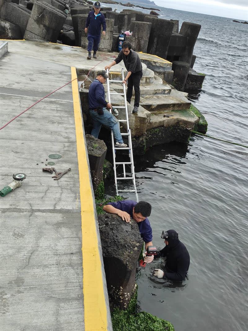 基隆市外木山海興游泳池有泳客踩到鐵釘受傷，市府趕緊找廠商修繕。（圖／基隆市政府產業發展處提供）