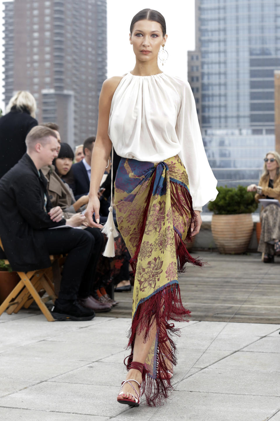 Bella Hadid presenta presenta piezas de la colección primavera 2019 de Oscar de la Renta durante la Semana de la Moda en Nueva York, el martes 11 de septiembre de 2018. (Foto AP/Richard Drew)