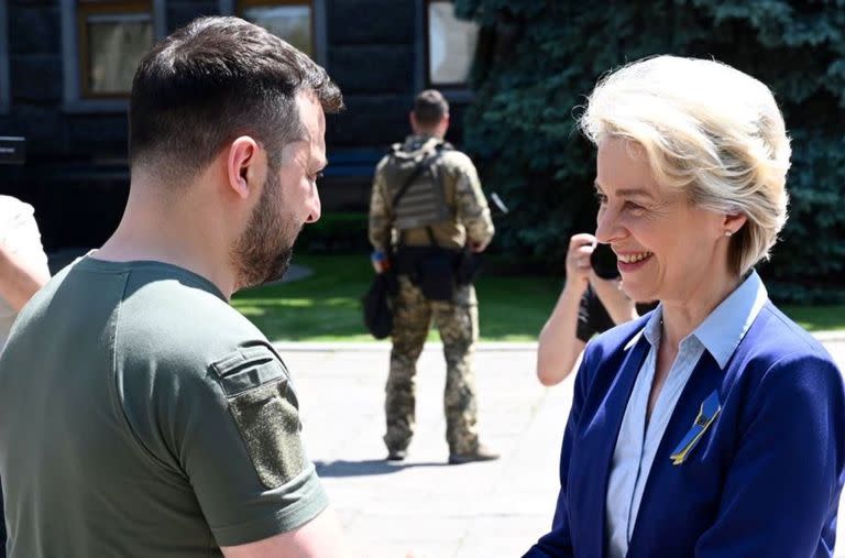 Imagen de archivo del encuentro entre el presidente de Ucrania, Volodimir Zelenski, y la presidenta de la Comisión Europea, Ursula von der Leyen 