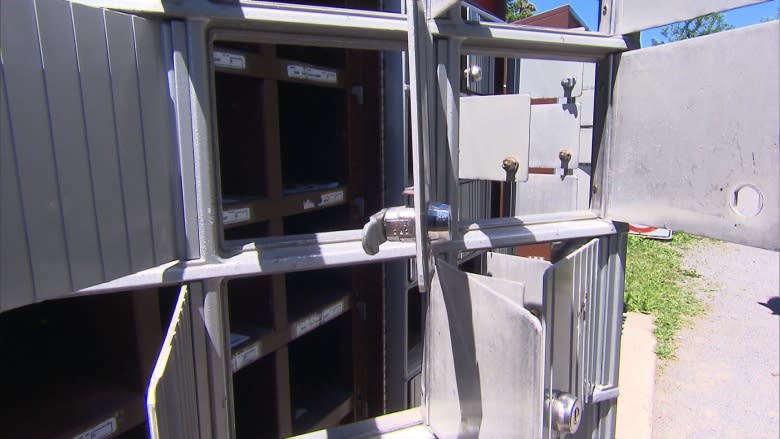 Saint-Laurent residents worry about identity theft after mailboxes broken into