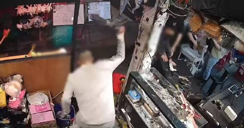 士林夜市4日晚間有攤商被砸，警方也火速調閱監視器畫面，鎖定涉案自稱為靜安會的21歲尹姓男子。(圖／翻攝畫面)