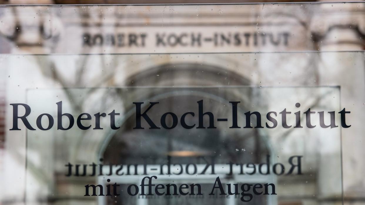 «Robert Koch-Institut» steht auf einem Schild vor dem Eingang des Instituts in Berlin.