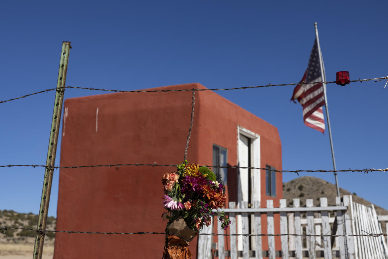 SANTA FE, NEW MEXICO, USA - OCTOBER 24: A bouquet of flowers hung on a barb wire near Bonanza Creek Ranch where actor Alec Baldwin fired a prop gun on movie set and killed cinematographer Halyn Hutchin, in Santa Fe, New Mexico, United States on October 24, 2021. (Photo by Mostafa Bassim Adly/Anadolu Agency via Getty Images)