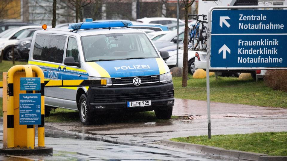 Polizei vor der Medizinische Hochschule Hannover: Hier wird ein Mann mit Schussverletzungen behandelt, der besonderen Polizeischutz braucht.