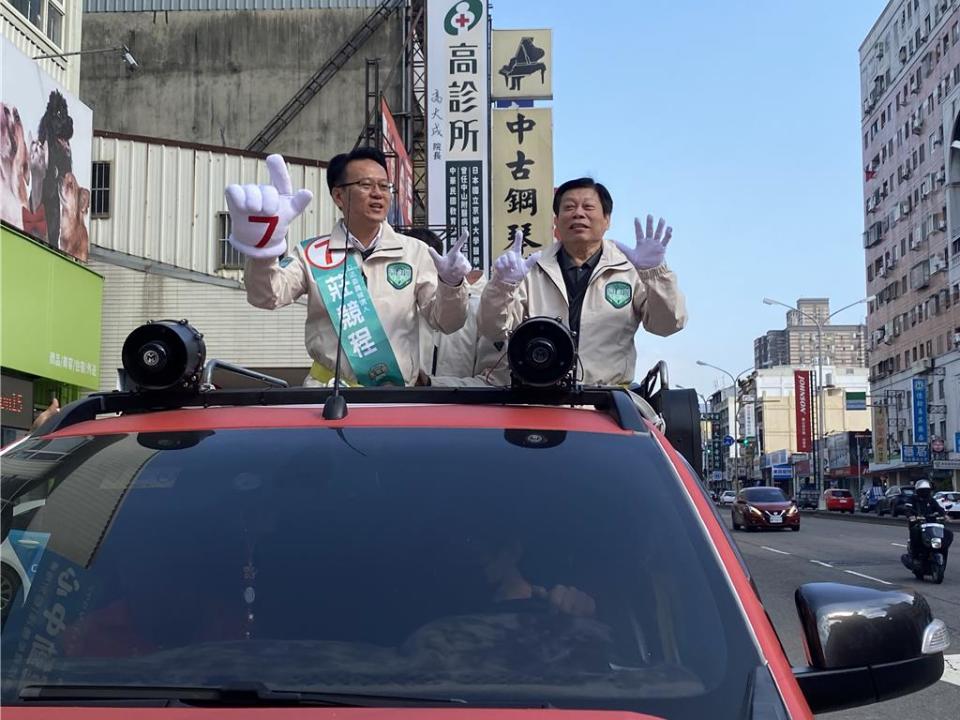 中山醫學大學附設醫院法醫科主任高大成8日上午10點特別抽空陪同莊競程一起車隊掃街，獻出第一次陪候選人車隊掃街的處女作。（馮惠宜攝）