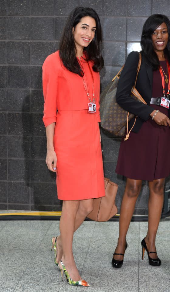 Amal Alamuddin en tailleur corail Paule Ka.