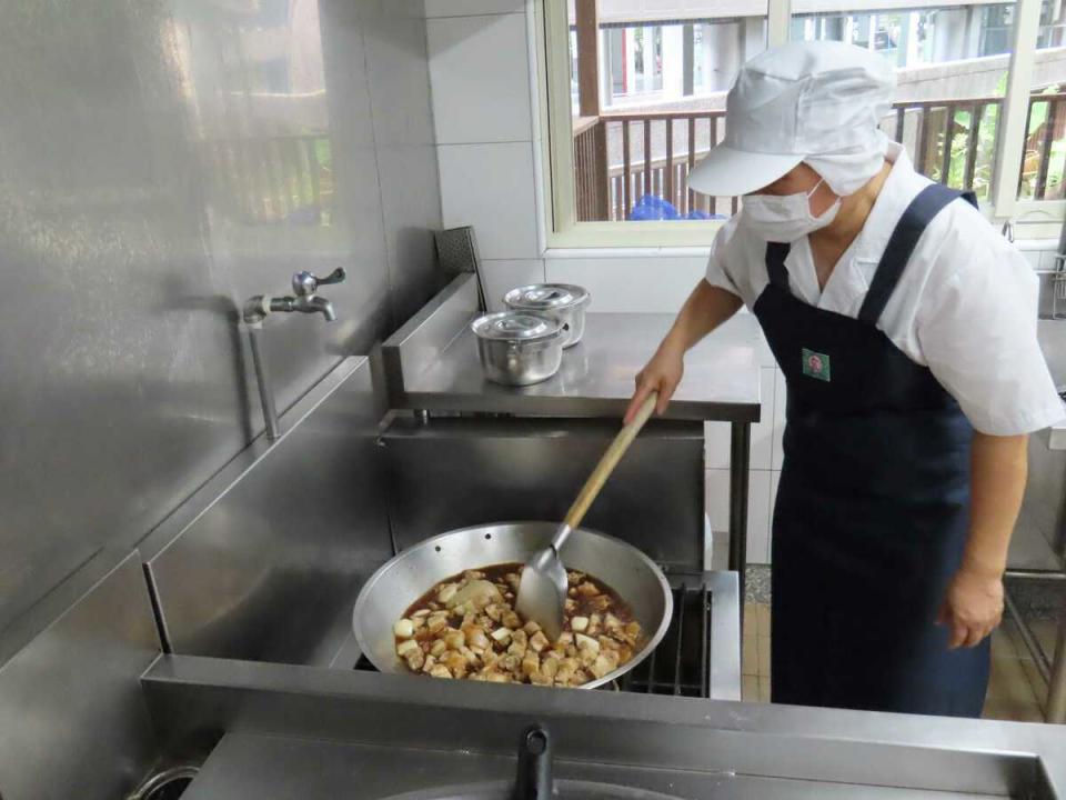 廚工正在為幼兒園學童準備餐點。   圖：新北市教育局/提供