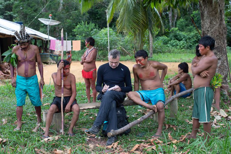 El periodista Dom Phillips toma notas mientras habla con indígenas en la Aldeia Maloca Papiú, en el estado de Roraima, Brasil, el 15 de noviembre de 2019.