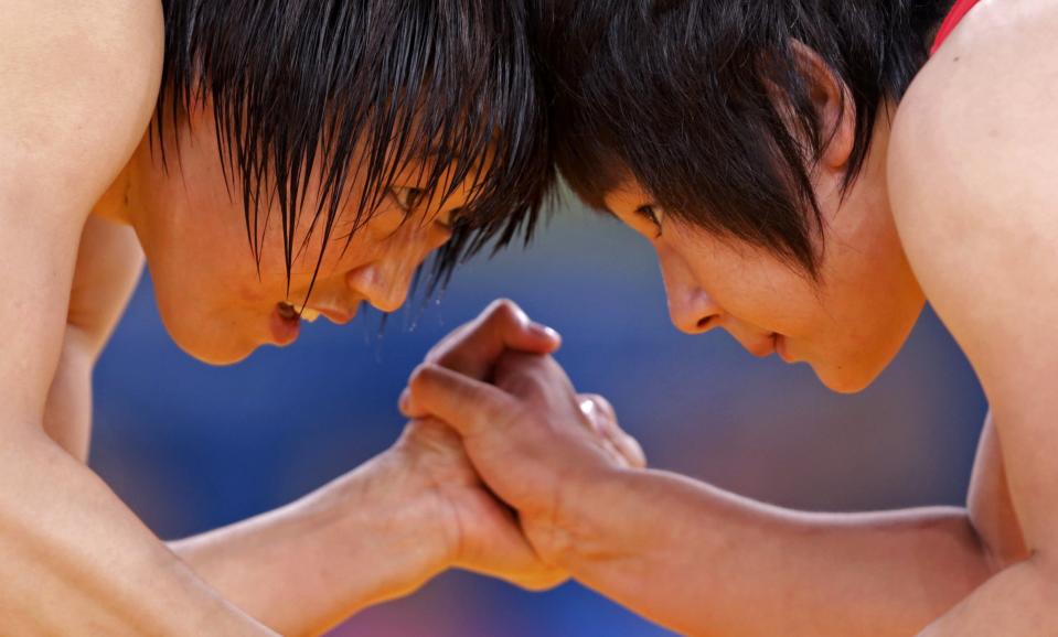 China's Ruixue Jing (L) fights with North Korea's Un Gyong Choe on the Women's 63Kg Greco-Roman wrestling at the ExCel venue during the London 2012 Olympic Games August 8, 2012. REUTERS/Toru Hanai (BRITAIN - Tags: OLYMPICS SPORT WRESTLING TPX IMAGES OF THE DAY) 