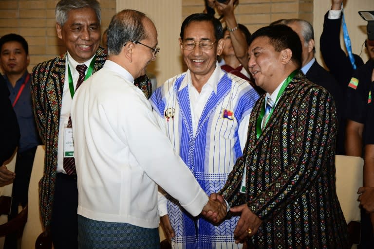 Myanmar President Thein Sein (2nd L) shakes hands with Lian Hmung Sakhong of the Chin National Front, a member of the Nationwide Ceasefire Coordination Team (NCCT) during a meeting in Naypyidaw on September 9, 2015