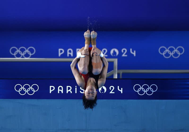 La china Hongchan Quan en acción en la competencia de salto en plataforma de 10 metros, durante los Juegos Olímpicos de París, en el Centro Acuático de Saint-Denis, Francia.