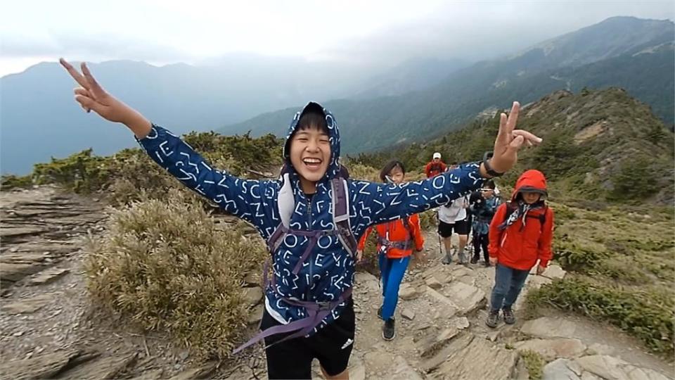 特別的畢業儀式！　挑戰合歡山北峰　4國小畢業生相互扶持登頂領畢業證書