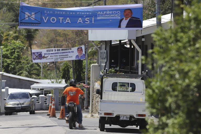 Un cartel de campaña en San José Las Flores, antiguo bastión de la izquierda salvadoreñas, en pleno retroceso