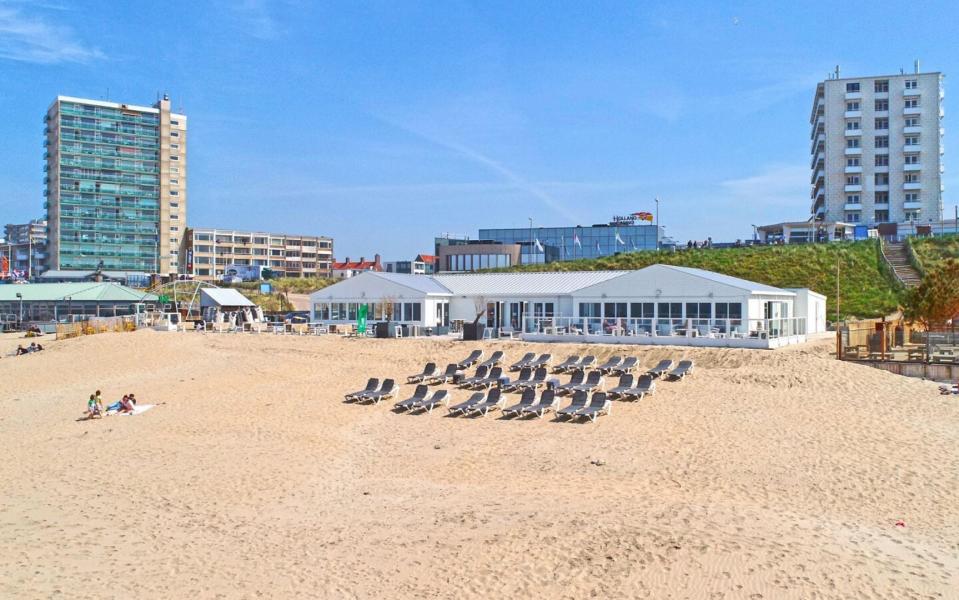 Zandvoort beach: never mind the green water and jellyfish