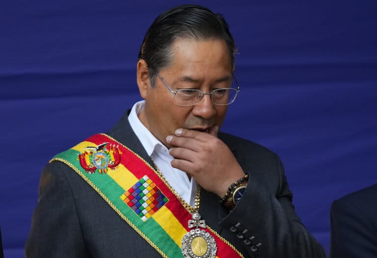 El presidente boliviano Luis Arce asiste a un ritual indígena antes de pronunciar su discurso anual sobre el estado de la nación en el palacio presidencial de La Paz, Bolivia, el 22 de enero de 2024.