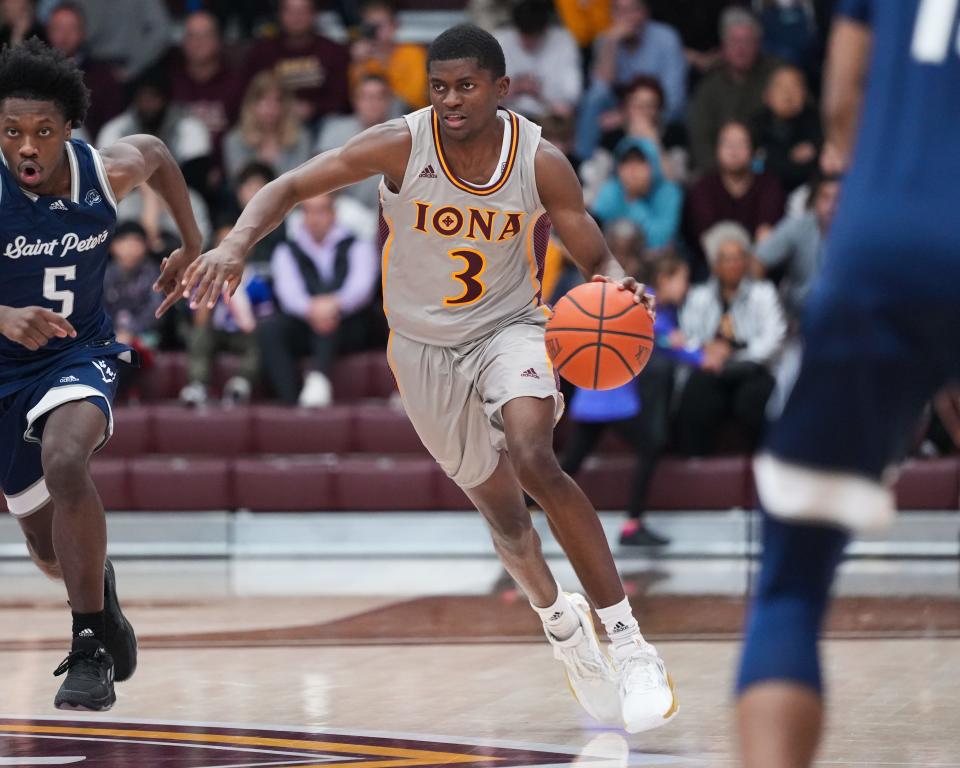 Iona's Cruz Davis made his first career start against Saint Peter's on Sunday, Jan. 1, 2022. The Gaels won, 73-55.