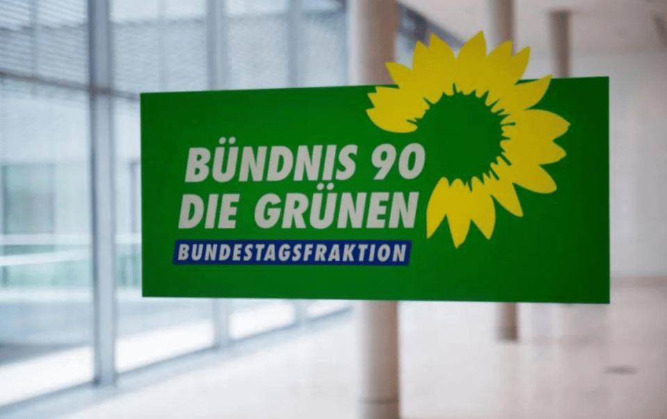 綠黨被自己的意識形態綑綁，至今不願鬆口是否重啟核電，認為這樣做，是顛覆自己的理念、失信於民，等於捅了自己一刀。圖／德國綠黨臉書