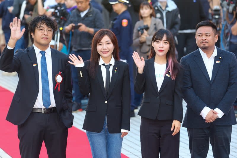 民進黨立委黃捷（右2）、洪申翰（右）、吳沛憶（左2）、沈伯洋（左）一同走紅毯，向媒體揮手致意。中央社