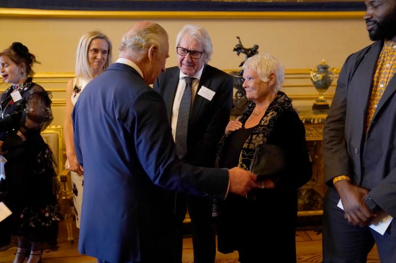 El rey Carlos de Reino Unido con Judi Dench