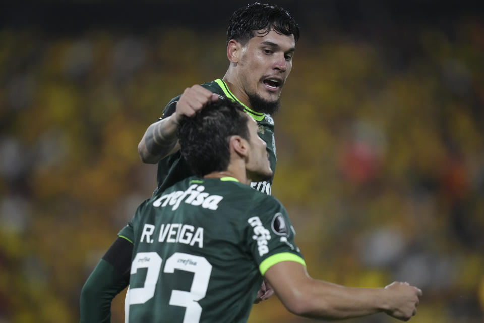 Gustavo Gómez, del Palmeiras, festeja con su compañero Raphael Veiga tras anotar ante el Barcelona de Ecuador, en un partido de la Copa Libertadores, el miércoles 3 de mayo de 2023 (AP Foto/Dolores Ochoa)