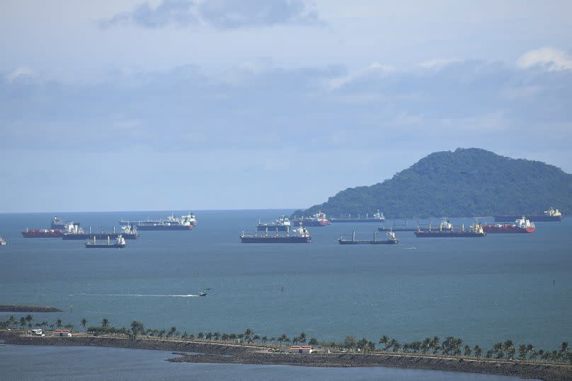 Los buques de carga esperan en el Océano Pacífico para pasar por el Canal de Panamá durante las demoras en agosto.