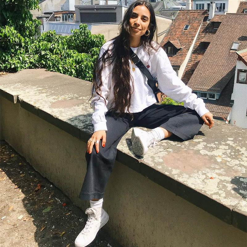 <p>Traveling on foot in a new city? Pair your high-tops with ankle-length pants and a fanny pack for the ultimate no-fuss outfit.</p> <h4>@vbiancav</h4>