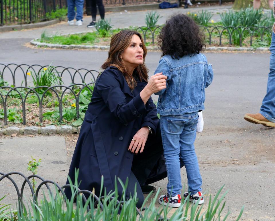 mariska hargitay helps lost child while filming law and order svu in new york