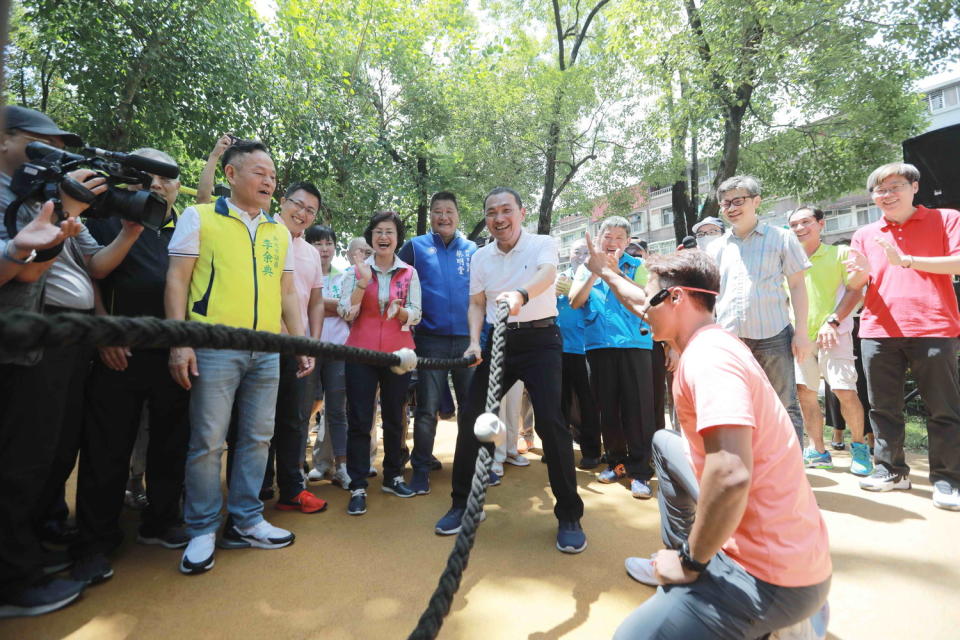 「新北全齡公園綠動服務-三重區三民公園站」啟用，侯友宜親自體驗體健設施。    圖：新北市政府提供