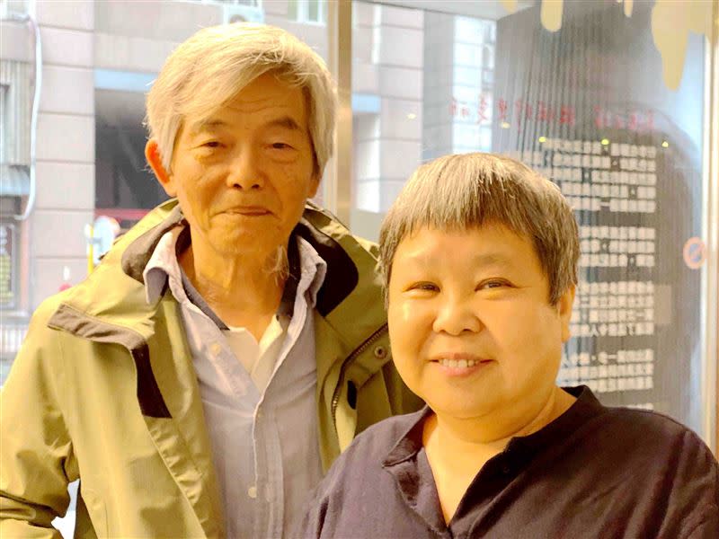 電影書《是電影，也是人生：1970-1990年的台灣電影攝影師》是唐明珠費時5年田調撰寫而成，左為攝影師楊渭漢。(圖／唐明珠提供）