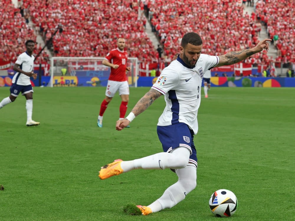 Nach diesem Ausrutscher wechselte Kyle Walker die Schuhe (ADRIAN DENNIS)