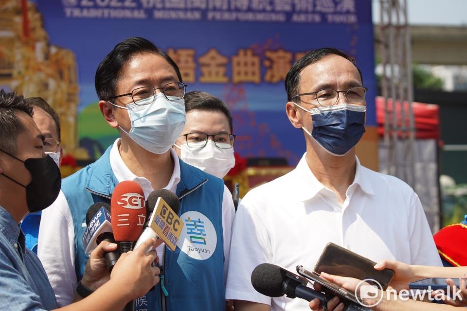 國民黨主席朱立倫(右)上午回應張善政農委會研究案時表示，張善政是史丹佛的碩士、康乃爾的博士，「他是學霸中的學霸」，但是很謙虛，沒有人可以挑剔張任何論文中的問題，也沒有人可以挑剔任何學術的問題。   圖：林昀真／攝（資料照）