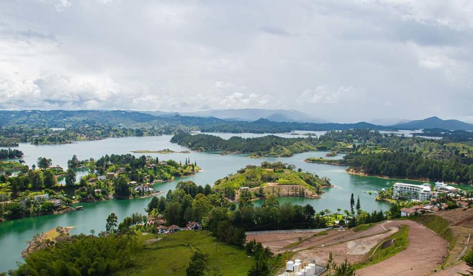 Panorámica del embalse de La Piedra del Peñol en Antioquia. Imagen de bergslay en Pixabay