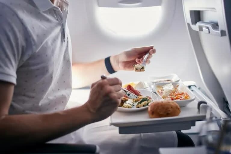 Estas son las aerolíneas con la mejor comida de avión.