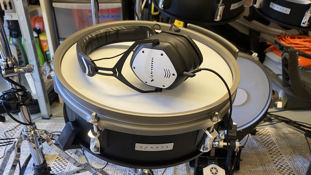   Roland VMH-D1 headphones 